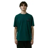 Remera de manga corta color verde oscuro, con cuello redondo y un pequeño parche cuadrado negro con texto morado en el pecho izquierdo.