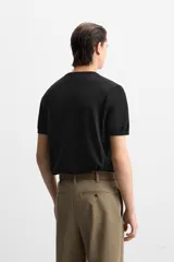 Camiseta azul marino de punto con mezcla de viscosa, corte regular fit, cuello redondo, manga corta y terminaciones en rib.