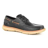 Zapato náutico de cuero negro con cordones y suela de goma color caramelo.