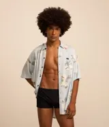 Bañador tipo bóxer negro con textura y cordón de ajuste en la cintura.
