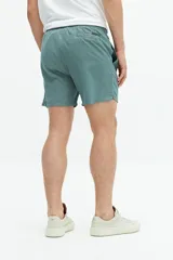 Short de baño liso color azul marino, con cintura elástica ajustable con cordón, dos bolsillos laterales, un bolsillo trasero y logo bordado.