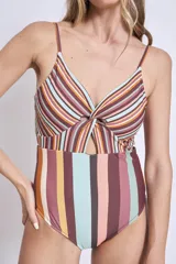 Traje de baño enterizo a rayas verticales multicolores con breteles finos y escote en V con detalle de nudo.