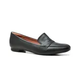 Zapato tipo mocasín de cuero sintético negro, con punta fina y detalle de antifaz en el empeine.