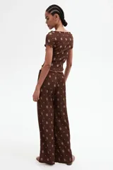 Pantalón marrón de corte recto con estampado cachemir en color beige, cintura elástica con cordón ajustable.