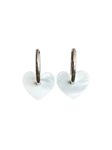 Aros colgantes con forma de corazón hechos de plástico reciclado blanco con efecto marmolado, unidos a un aro de acero quirúrgico plateado.
