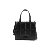 Cartera tote negra de cuero sintético con diseño acolchado, doble asa corta y correa larga regulable extraíble. Tiene cierre superior, bolsillo interno con cierre y logo metálico plateado en el frente.