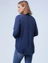 Camisa estampada de lunares, color azul, con cuello con solapa y bolsillo en el frente.