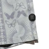 Short de baño Roark Shorey color verde con estampado de soles y mariposas en tonos grises.