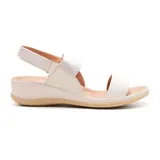 Sandalias bajas color blanco con dos tiras elásticas anchas y ajuste con velcro en el tobillo.