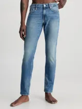 Jeans de corte slim fit de lavado azul medio, con un 20% de algodón reciclado y cinco bolsillos.