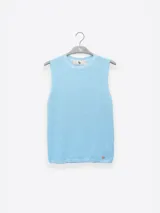 Top tejido de punto color rosado, sin mangas y cuello redondo.