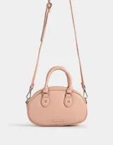 Cartera bowling color rosa viejo de cuerina con correa regulable desmontable, manijas superiores, doble cierre superior y tag de metal.