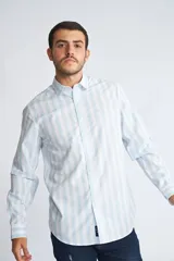 Camisa de hombre a cuadros color beige y azul marino, de corte slim fit, con mangas largas, cartera abotonada y logo bordado en el pecho. Confeccionada en algodón.