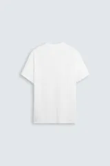 Jersey de punto color marrón oscuro, de corte relajado (relaxed fit), con cuello redondo y manga corta.