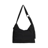 Bolso negro tipo bandolera, con correa ancha y bolsillo frontal.
