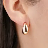 Aros colgantes dorados con forma de lágrima.
