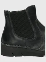 Botín Chelsea de cuero negro, estilo botineta, con elástico lateral y suela gruesa con costura visible en el borde.