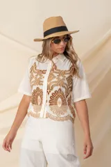 Camisa color marfil de algodón con calado bordado color camel, de corte crop y mangas cortas.