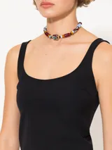 Top blanco de tela tramada con escote redondeado profundo en delantero y espalda, sin mangas y de largo a la primera cadera, de diseño ajustado.