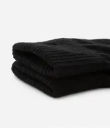 Par de guantes negros de tricot con puño y textura.