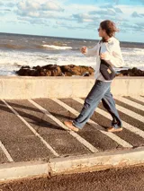 Riñonera negra de cuero con correa regulable.