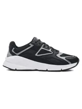 Zapatillas Under Armour Forge 96 Lthr Rissue, color negro con detalles en gris y suela blanca.
