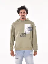 Canguro verde militar con capucha, bolsillo tipo canguro y estampado con texto e imagen de ciudad.