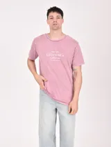 Remera negra con estampa rectangular con diseño abstracto de líneas blancas y texto "Break All The Rules New York City".