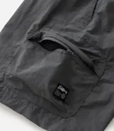 Bermuda cargo para hombre, color negro, confeccionada en tejido tecnológico de poliamida. Presenta cintura elástica con cordón ajustable y bolsillos laterales funcionales.