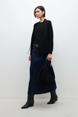 Ruana negra de tejido suave, diseño simple y sin estampado.