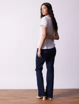 Remera blanca de lino, marca Zac & Rachel, con escote en V, abertura con botones y frunce en la parte delantera.