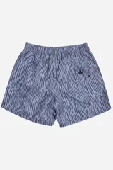 Short de baño color beige con estampado abstracto en blanco, corte oversize, cintura elástica con cordón ajustable, dos bolsillos laterales y un bolsillo trasero.