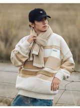 Sweater tejido de punto con rayas horizontales en tonos beige y blanco. Tiene cuello redondo y corte holgado.