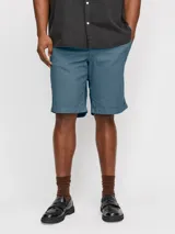 Short chino de lino color celeste, de corte relajado, cintura media y ajuste cómodo. Cuenta con cintura elástica con cordón ajustable, bolsillos frontales y traseros funcionales.