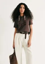 Remera color marrón claro, de corte recto, con cuello redondo y mangas cortas.