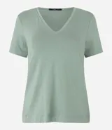 Blusa verde de viscosa con escote en V y mangas cortas.