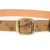 Cinturón de cuero color beige claro, con hebilla metálica de estilo rectangular envejecida que lleva grabado el logo "Kiko's".
