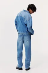 Pantalón de jean celeste de corte holgado, con tiro bajo y cinco bolsillos.