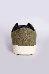 Calzado casual negro para hombre, con suela de goma y logo estampado.