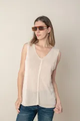 Blusa italiana tejida en lino y viscosa, color blanco, sin mangas y con escote en V.
