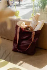 Bolso tipo tote de cuero con pelo color marrón y blanco, con manijas de cuero crudo.