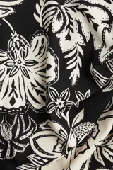 Vestido midi ajustado con breteles finos y escote drapeado. Presenta frunces laterales que generan un efecto drapeado.