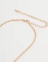 Cadena corta dorada con dije de la letra A cubierto de strass.