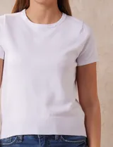 Buzo amarillo tejido en hilado fino, con cuello redondo y mangas cortas.