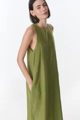 Vestido largo blanco de lino, sin mangas y con bolsillos laterales.