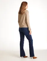 Polera tejida en hilado fino color verde oscuro, de manga larga con tajo en el puño y cuello alto.