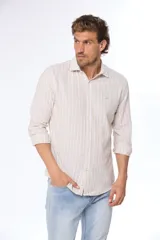 Camisa de lino color beige con rayas verticales blancas, corte slim fit y mangas largas.