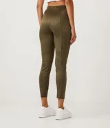 Pantalón legging verde militar de gamuza sintética, tiro alto, corte ajustado y cierre lateral con cremallera.