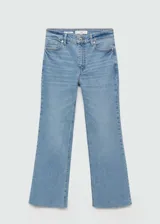 Jeans de tiro alto color celeste, corte flare, con cierre de cremallera y botón, cinco bolsillos, bajo deshilachado y tejido elástico.
