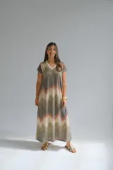 Vestido largo de viscosa con lurex dorado y estampado con ondas en tonos verde, marrón y beige.